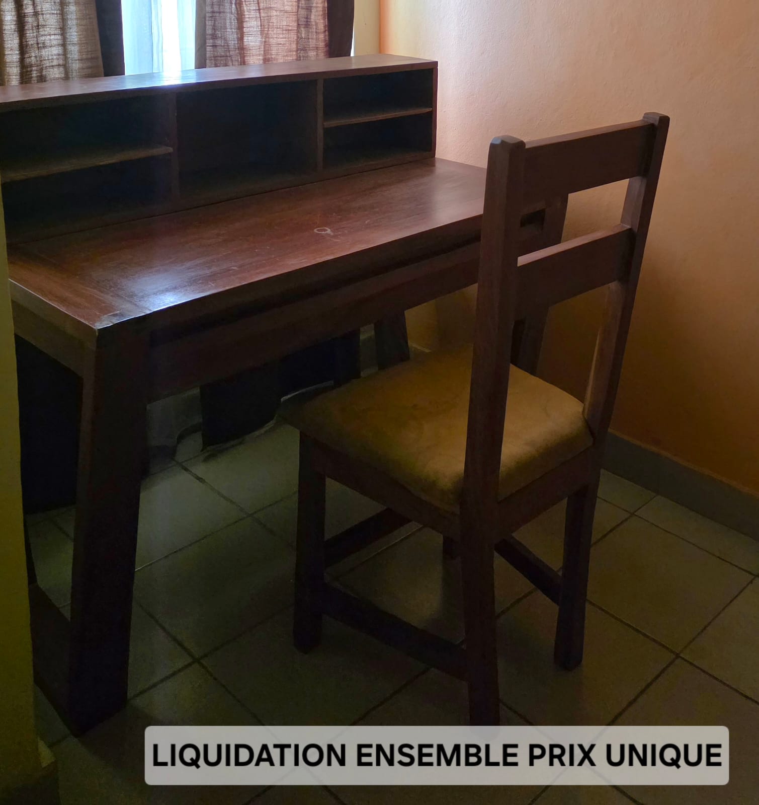 Bureau en bois massif avec chaise