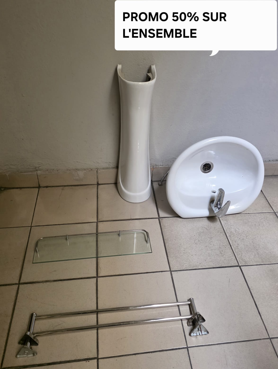 Lavabo sur pieds et tablette